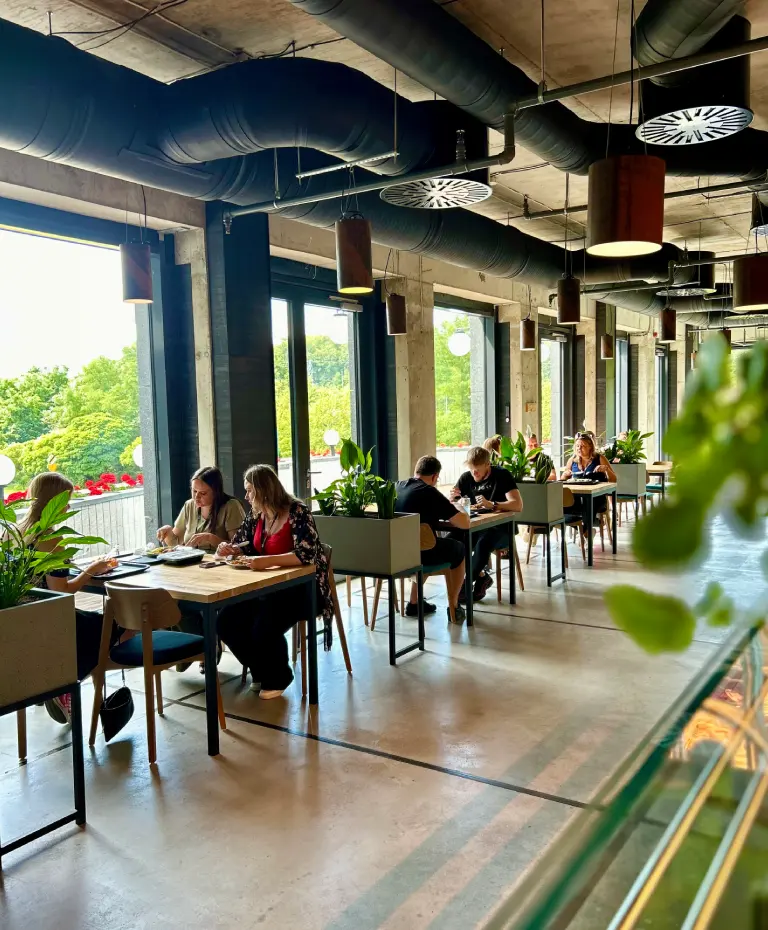 ludzie w&nbsp;lokalu